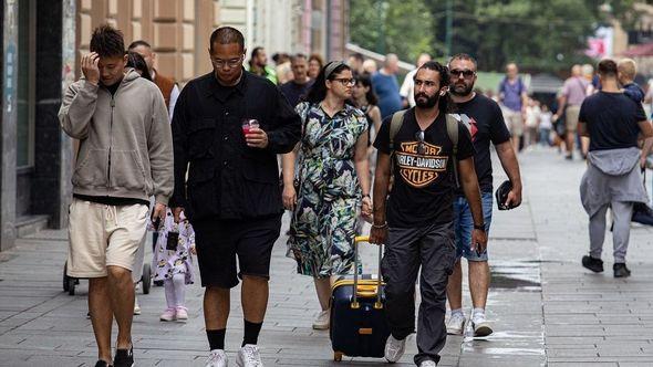 Turisti na ulicama glavnog grada BiH - Avaz