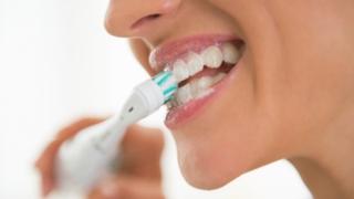 Zbog ovog zubi postaju žuti: Snažno četkanje čini više štete nego koristi