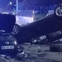 Teška nesreća kod Cazina: Dijelovi automobila rasuti po cesti, jedno vozilo završilo na krovu