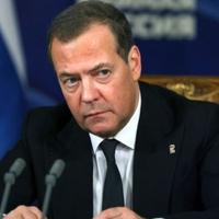 Medvedev izvrijeđao Makrona: "Zauvijek će nestati najkasnije do 14. maja 2027. godine"