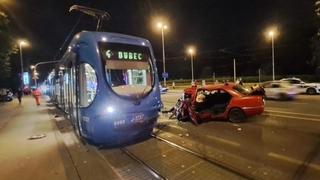 Saobraćajna nesreća u Zagrebu: Ženu ubola osa pa se autom zabila u tramvaj