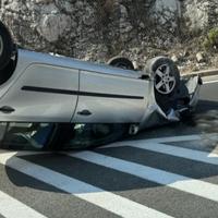 Teška nesreća u Neumu, vozilo na krovu: Povrijeđen muškarac iz Gračanice