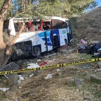 Stravična autobuska nesreća: Vozač izgubio kontrolu, poginulo najmanje 12 osoba