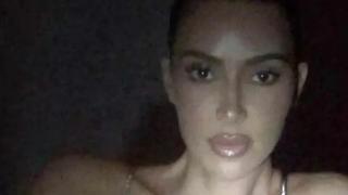 Kim Kardašijan jedva prekrila grudi