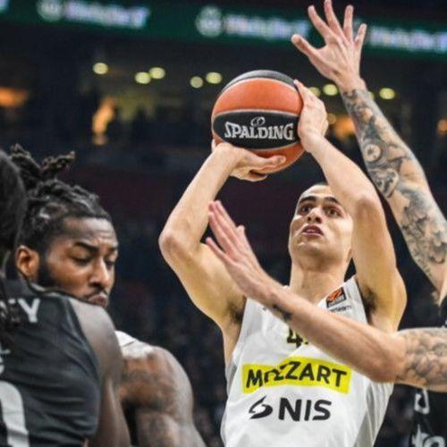 Euroliga kaznila Partizan: Navijači ubacivali predmete na parket