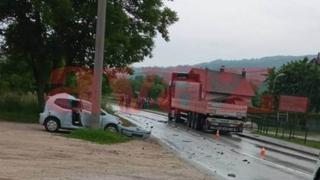 Crno jutro: U stravičnom sudaru kamiona i automobila jedna osoba poginula, saobraćaj obustavljen